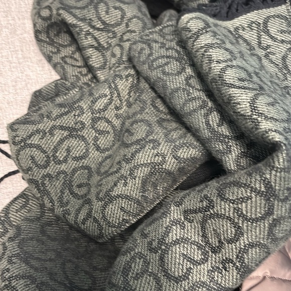 Elegant Black and Gray Patterned oversized Scarf - Picture 4 of 10